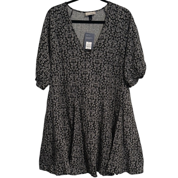 Universal Thread Dresses & Skirts - ☀️ Universal Thread Black and White Floral Babydoll Dress with Pockets NWT